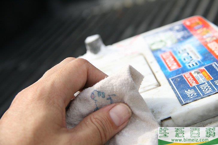 怎么清理电池的腐蚀和泄露堆积