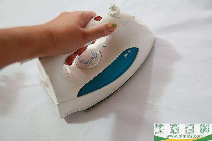 怎么清理熨斗底板