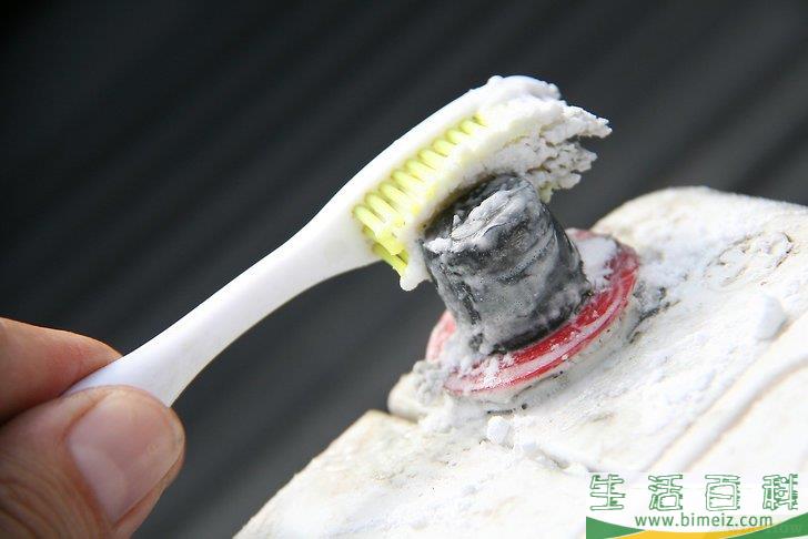 怎么清理电池的腐蚀和泄露堆积