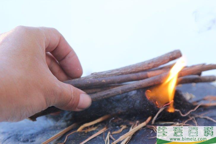 怎么在没有火柴或打火机的情况下生火