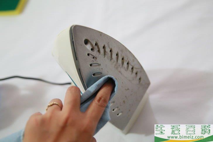 怎么清理熨斗底板