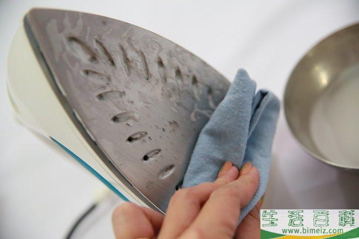 怎么清理熨斗底板