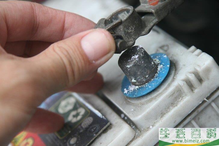 怎么清洁蓄电池接线柱