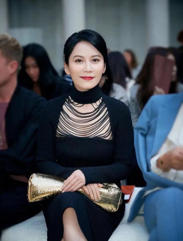 40岁女人穿什么颜色衣服好看