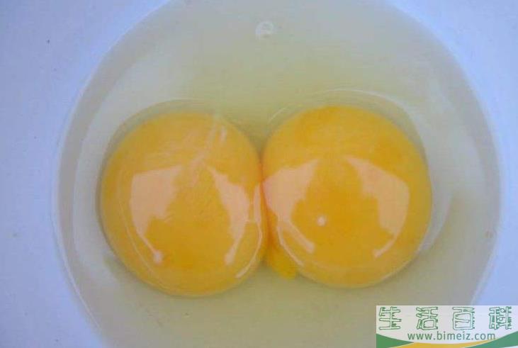 两个蛋黄的鸡蛋能不能吃(两个蛋黄的鸡蛋能孵出小鸡吗)