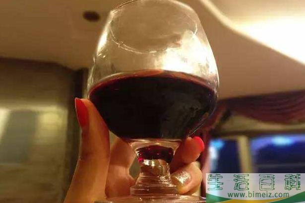 喝酒会脸红好还是不好(女人喝酒脸红好可爱)