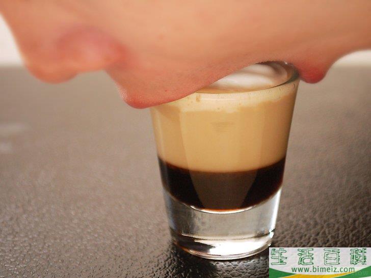 怎么制作“吹管之乐”鸡尾酒(Blow Job)