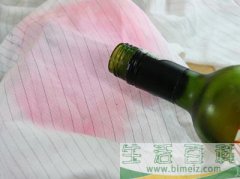 如何去除葡萄酒渍？衣服上的红葡萄