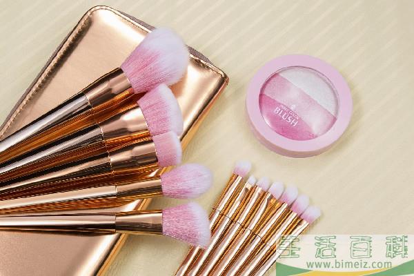 化妆刷洗完不蓬松怎么回事 化妆刷洗完要放到太阳下晒吗