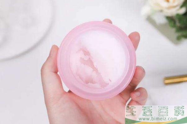 卸妆膏怎么用才正确 卸妆膏和卸妆水哪个好用对皮肤好