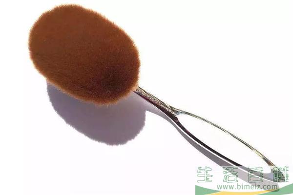 粉底刷会把毛孔刷大吗 粉底刷对皮肤有害吗