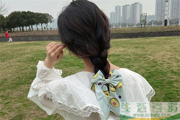 蝴蝶结发夹怎么戴好看 蝴蝶结发卡配什么发型好看