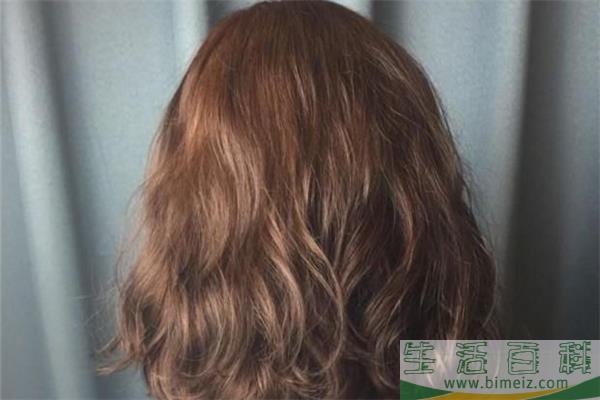 烫发后多久可以洗头 烫发后洗头是自然干还是吹干