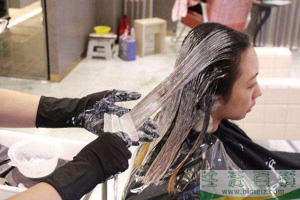 染发后头发怎么养护 染发后怎么预防头发掉色