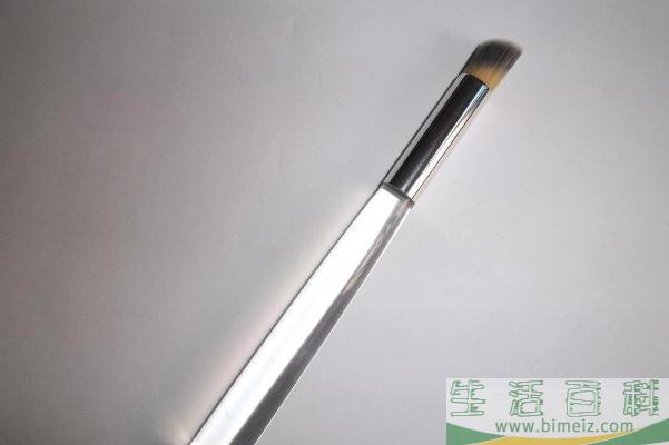 唇刷用什么毛比较好 唇刷可以代替唇线笔吗