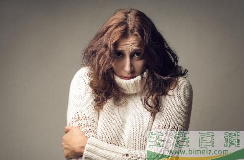 女性冬季手脚冰凉，是气血不足还是体虚？这是女性对寒冷