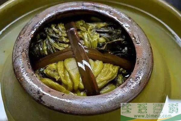有多少人赤脚踩酸菜?员工现身说法 酸菜是用什么菜腌制的