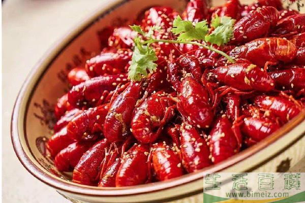 小龙虾买什么颜色的好 小龙虾青虾和红虾的区别