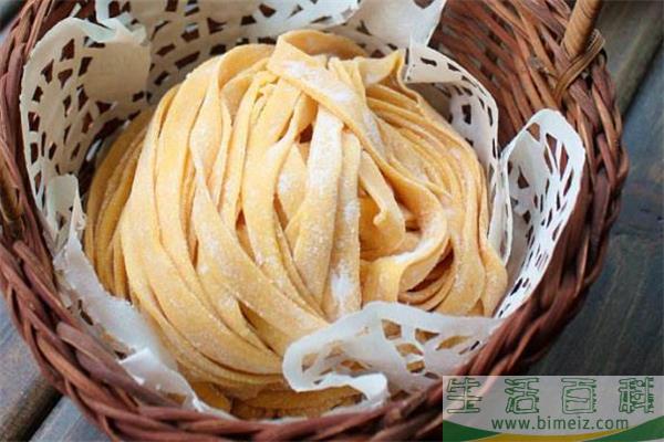 手擀面用什么面粉最好 手擀面用冷水还是热水和面