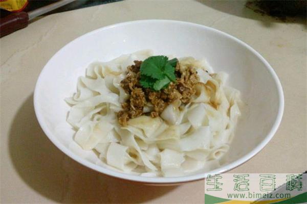 手擀面用什么面粉最好 手擀面用冷水还是热水和面