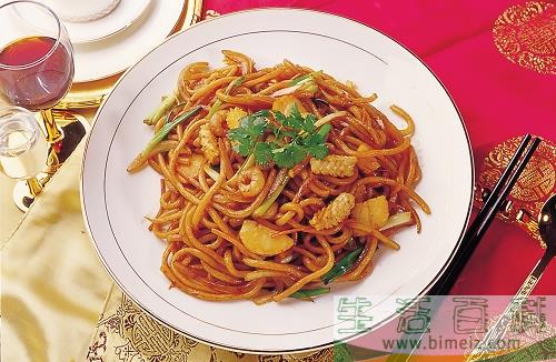 海鲜炒乌冬面怎么做好吃 海鲜炒乌冬面的做法