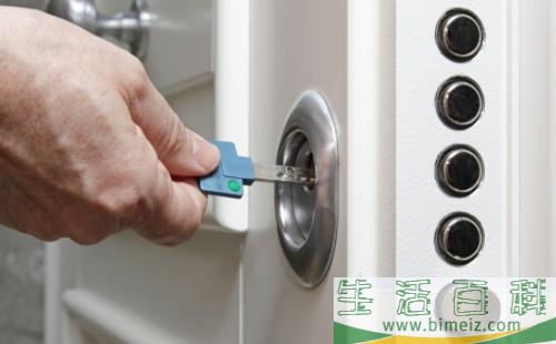 门没锁却打不开如何处理|可能是弹簧出现故障