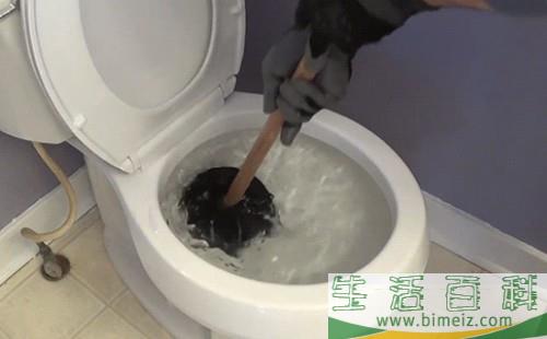 疏通马桶一般多少钱？马桶堵塞自己疏通窍门