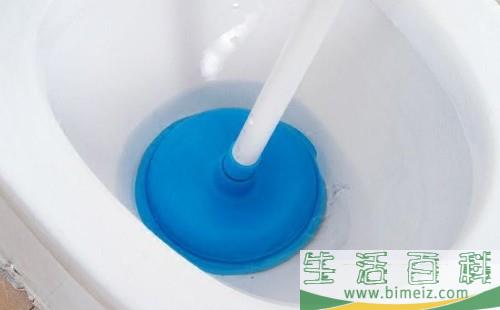 疏通马桶一般多少钱？马桶堵塞自己疏通窍门