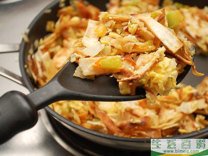 怎么做炸玉米蛋饼（Migas）